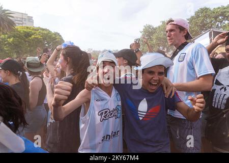 Buenos Aires, Buenos Aires, Argentina. 30th Nov 2022. L'Argentina sconfigge la Polonia per il matchday 3 del Gruppo C.Argentina ha sigillato il proprio passaggio al round del 16 dopo aver battuto la Polonia.con un gol dal centrocampista Alexis Mac Allister nella prima azione del secondo tempo e un altro da JuliÃ¡n Ãlvarez per sigillare il gioco nell'ultimo terzo, L'Argentina ha trovato sollievo e la strada per il round del 16 in Qatar 2002 come primo gruppo ad allinearsi con l'Australia sulla strada diritta verso l'obiettivo globale. (Credit Image: © Virginia Chaile/ZUMA Press Wire) Foto Stock