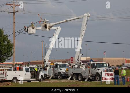 Moore, 24 maggio 2013 le società elettriche lavorano per ripristinare l'elettricità a Moore, Oklahoma. La zona di Moore è stata colpita da un tornado del F5 maggio 20th. Andrea Booher/FEMA.. Fotografie relative a disastri e programmi, attività e funzionari di gestione delle emergenze Foto Stock