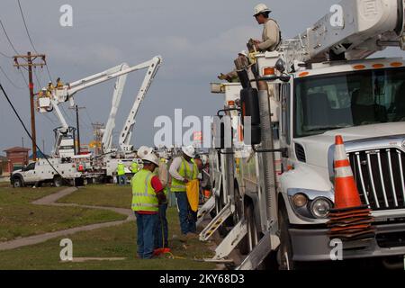 Moore, 24 maggio 2013 le società elettriche lavorano per ripristinare l'elettricità a Moore, Oklahoma. La zona di Moore è stata colpita da un tornado del F5 maggio 20th. Andrea Booher/FEMA.. Fotografie relative a disastri e programmi, attività e funzionari di gestione delle emergenze Foto Stock