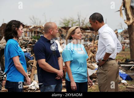 Moore, Okla., 26 maggio 2013 il presidente Barack Obama, a destra, parla con il direttore della scuola elementare di Plaza Towers Amy Simpson, secondo da destra, così come con altri funzionari della scuola e membri della famiglia durante una sosta alla scuola. Obama è stato Unito da funzionari locali, statali e federali per esaminare i danni causati dal recente tornado del F5. Moore, OK, 26 maggio 2013--Presidente Barack Obama, destra, Parla con il Principal Amy Simpson della Plaza Towers Elementary School, secondo a destra, così come con altri funzionari scolastici e familiari durante una sosta alla scuola. Obama è stato Unito da locale, stato e fe Foto Stock