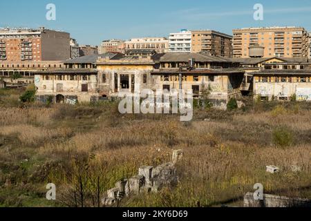 Roma, Italia. 30th Nov 2022. Vista sull'ex mercati generali nel quartiere Ostiense di Roma. I mercati generali sono stati chiusi nel 2002, i lavori di riqualificazione dopo vari progetti ma mai applicati. (Foto di Andrea Ronchini/Pacific Press) Credit: Pacific Press Media Production Corp./Alamy Live News Foto Stock