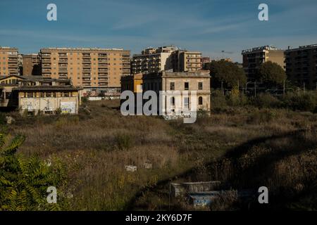 Roma, Italia. 30th Nov 2022. Vista sull'ex mercati generali nel quartiere Ostiense di Roma. I mercati generali sono stati chiusi nel 2002, i lavori di riqualificazione dopo vari progetti ma mai applicati. (Foto di Andrea Ronchini/Pacific Press) Credit: Pacific Press Media Production Corp./Alamy Live News Foto Stock