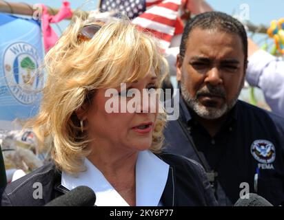 Moore, 12 giugno 2013 il Governatore Mary Fallin, partito, parla a una conferenza stampa alla Plaza Towers Elementary School. Il direttore di FEMA Branch 1 Juso Hernandez è sulla destra. I residenti sono incoraggiati a registrarsi alla FEMA se hanno subito danni durante questa tempesta. Moore, OK, 12 giugno 2013--Governatore Mary Fallin, a sinistra, Parla a una conferenza stampa presso la Plaza Towers Elementary School . Il direttore di FEMA Branch 1 Juso Hernandez è sulla destra. I residenti sono incoraggiati a registrarsi alla FEMA se hanno subito danni durante questa tempesta. Fotografie relative alle catastrofi e ai programmi di gestione delle emergenze, A Foto Stock