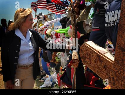 Moore, 12 giugno 2013, il governatore Mary Fallin, si ferma al memoriale allestito alla Plaza Towers Elementary School per rendere omaggio a lei durante un tour con funzionari federali, statali e locali. I residenti sono incoraggiati a registrarsi alla FEMA se hanno subito danni durante questa tempesta. Moore, Oklahoma, 12 giugno 2013 - il Governatore Mary Fallin, si ferma al memoriale allestito alla Plaza Towers Elementary School per rendere omaggio a lei durante un tour con officials federali, statali e locali. I residenti sono incoraggiati a registrarsi alla FEMA se hanno subito danni durante questa tempesta. Fotografie relative a catastrofi e em Foto Stock