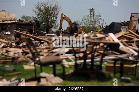 Moore, Okla., 12 giugno 2013 la rimozione dei detriti continua nei quartieri colpiti dal tornado del 20th maggio. I residenti sono incoraggiati a registrarsi alla FEMA se hanno subito danni durante questa tempesta. Moore, OK, 12 giugno 2013--la rimozione dei detriti continua nei quartieri colpiti dal tornado del 20th maggio. I residenti sono incoraggiati a registrarsi alla FEMA se hanno subito danni durante questa tempesta. Fotografie relative a disastri e programmi, attività e funzionari di gestione delle emergenze Foto Stock