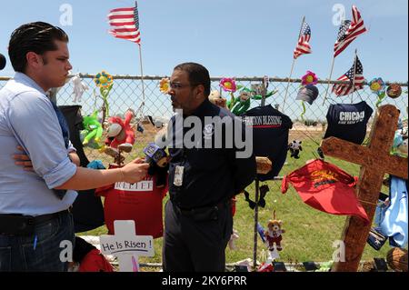 Moore, Okla., 12 giugno 2013 il direttore di FEMA Branch 1 Justo Hernandez, a destra, parla ai media outlet della Plaza Towers Elementary School. I residenti sono incoraggiati a registrarsi alla FEMA se hanno subito danni durante questa tempesta. Moore, OK, 12 giugno 2013-- Justo Hernandez, direttore di FEMA Branch 1, parla con i media della Plaza Towers Elementary School. I residenti sono incoraggiati a registrarsi alla FEMA se hanno subito danni durante questa tempesta. Fotografie relative a disastri e programmi, attività e funzionari di gestione delle emergenze Foto Stock