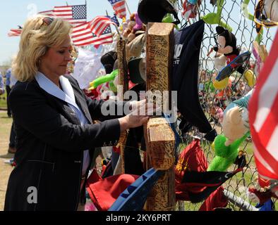 Moore, 12 giugno 2013, il governatore Mary Fallin, si ferma al memoriale allestito alla Plaza Towers Elementary School per rendere omaggio a lei durante un tour con funzionari federali, statali e locali. I residenti sono incoraggiati a registrarsi alla FEMA se hanno subito danni durante questa tempesta. Moore, Oklahoma, 12 giugno 2013 - il Governatore Mary Fallin, si ferma al memoriale allestito alla Plaza Towers Elementary School per rendere omaggio a lei durante un tour con officials federali, statali e locali. I residenti sono incoraggiati a registrarsi alla FEMA se hanno subito danni durante questa tempesta. Fotografie relative a catastrofi e em Foto Stock