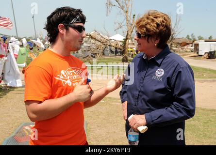 Moore, Okla., 12 giugno 2013 il funzionario federale di coordinamento della FEMA Sandy Coachman, a destra, parla con il volontario internazionale Ryan Timmons della Plaza Towers Elementary School. I residenti sono incoraggiati a registrarsi alla FEMA se hanno subito danni durante questa tempesta. Moore, OK, 12 giugno 2013--FEMA Federal Coordinating Officer Sandy Coachman, a destra, parla con il volontario internazionale Ryan Timmons alla Plaza Towers Elementary School. I residenti sono incoraggiati a registrarsi alla FEMA se hanno subito danni durante questa tempesta. Fotografie relative alle catastrofi e al programma di gestione delle emergenze Foto Stock