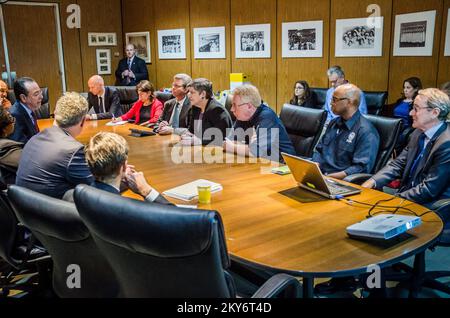 New York, N.Y., 14 giugno 2013, Segretario del Dipartimento per la sicurezza interna Janet Napolitano, Segretario per gli alloggi e lo sviluppo urbano (HUD) Shaun Donovan, Il FEMA Federal Coordinating Officer (FCO) Michael Byrne e il vice FCO Willie Nunn hanno incontrato i dirigenti della Health and Hospitals Corporation (HHC) del Bellevue Hospital per discutere i lavori di riparazione in corso in alcuni ospedali di New York City danneggiati durante l'uragano Sandy. K.C.WILSEY/FEMA. L'uragano Sandy di New York. Fotografie relative a disastri e programmi, attività e funzionari di gestione delle emergenze Foto Stock
