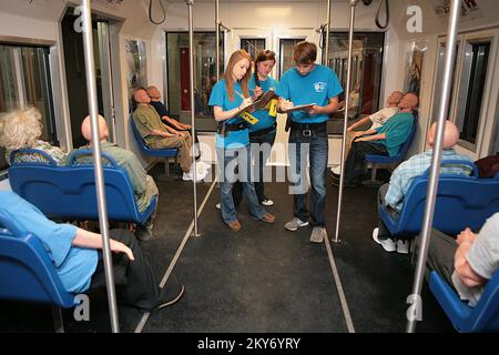 Anniston, Ala., 26 giugno 2013 tre studenti che partecipano alla Junior Law Enforcement Academy disegnano la scena di un incidente simulato della metropolitana e di una possibile scena criminale al CDP. Il CDP ha recentemente ospitato 13 adolescenti della Junior Law Enforcement Academy 2013. Nella foto da sinistra a destra, Mary Prosser, 17 anni, dalle pianure bianche, Amanda Beecham, 18 anni, da Ohatchee, ed Eric Brown, 16 anni, da Weaver, Tutto nello stato dell'Alabama.. Fotografie relative a disastri e programmi, attività e funzionari di gestione delle emergenze Foto Stock