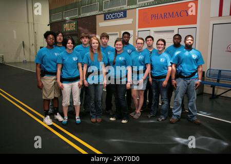 Anniston, Ala., 26 giugno 2013 tredici studenti della Junior Law Enforcement Academy posano per una foto sul panorama del CDP. I membri del personale del CDP hanno fornito istruzioni sugli scenari di sparatutto attivi nelle loro scuole, su come conservare e raccogliere le prove e sui sopravvissuti alle prove di triage in un evento di massa. Fotografie relative a disastri e programmi, attività e funzionari di gestione delle emergenze Foto Stock