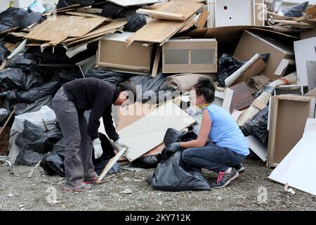 Galena, Alaska, 30 giugno 2013 gli appaltatori locali lavorano per eliminare i rifiuti di acqua di alluvione dal centro della comunità nel tentativo di rimuovere i detriti dalla destra di modo e alla discarica. I finanziamenti federali sotto forma di assistenza pubblica sono a disposizione delle amministrazioni locali statali, tribali e ammissibili per lavori di emergenza, rimozione di detriti e riparazione e/o sostituzione di strutture danneggiate dalle inondazioni. Adam DuBrowa/ FEMA.. Fotografie relative a disastri e programmi, attività e funzionari di gestione delle emergenze Foto Stock