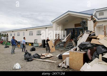 Galena, Alaska, 30 giugno 2013 appaltatori assunti localmente lavorano per eliminare i rifiuti di acqua di alluvione dal centro della comunità nel tentativo di rimuovere i detriti dalla destra di modo e alla discarica. I finanziamenti federali sotto forma di assistenza pubblica sono a disposizione delle amministrazioni locali statali, tribali e ammissibili per lavori di emergenza, rimozione di detriti e riparazione e/o sostituzione di strutture danneggiate dalle inondazioni. Adam DuBrowa/ FEMA.. Fotografie relative a disastri e programmi, attività e funzionari di gestione delle emergenze Foto Stock