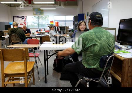 Galena, Alaska, 30 giugno 2013 gli specialisti FEMA forniscono informazioni di ripristino ai sopravvissuti ai disastri per quanto riguarda i programmi disponibili presso questo Centro di disaster recovery. Il presidente Obama ha rilasciato una dichiarazione importante per il disastro dello Stato dell'Alaska, innescando il rilascio di fondi federali per aiutare le persone e le comunità a riprendersi dalle inondazioni che si sono verificate dal 17 maggio al 11 giugno 2013. Adam DuBrowa/ FEMA.. Fotografie relative a disastri e programmi, attività e funzionari di gestione delle emergenze Foto Stock