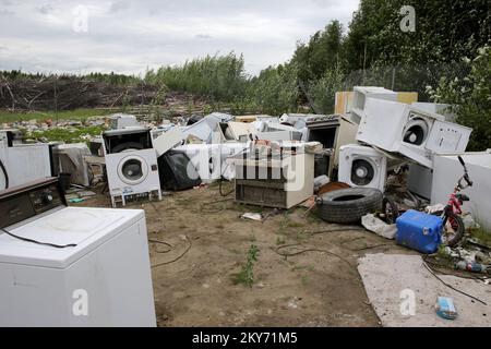 Galena, Alaska, 30 giugno 2013 presso la discarica locale, i cumuli di detriti separano i diversi tipi di rifiuti associati ai recenti danni causati dalle inondazioni. Il presidente Obama ha rilasciato una dichiarazione importante per il disastro dello Stato dell'Alaska, innescando il rilascio di fondi federali per aiutare le persone e le comunità a riprendersi dalle inondazioni che si sono verificate dal 17 maggio al 11 giugno 2013. Adam DuBrowa/ FEMA.. Fotografie relative a disastri e programmi, attività e funzionari di gestione delle emergenze Foto Stock