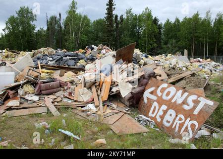 Galena, Alaska, 30 giugno 2013 presso la discarica locale, i cumuli di detriti separano i diversi tipi di rifiuti associati ai recenti danni causati dalle inondazioni a questa comunità. Il presidente Obama ha rilasciato una dichiarazione di grande disastro per lo Stato dell'Alaska, innescando il rilascio di fondi federali per aiutare le persone e le comunità a riprendersi dalle inondazioni che si sono verificate. Adam DuBrowa/ FEMA.. Fotografie relative a disastri e programmi, attività e funzionari di gestione delle emergenze Foto Stock