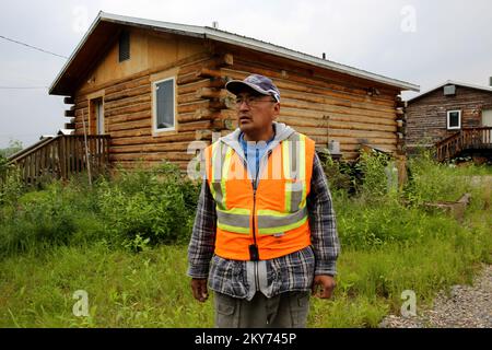 Hughes, Alaska, 7 luglio 2013 questo sopravvissuto al disastro guarda il suo quartiere mentre fa riferimento al tipo di alluvione che si è verificato a casa sua. Gli individui e gli imprenditori che hanno subito perdite nell'area designata possono iniziare a richiedere assistenza registrandosi all'indirizzo www.disasterassistance.gov o chiamando il numero 1-800-621-FEMA (3362). Adam Dubrowa/ FEMA.. Fotografie relative a disastri e programmi, attività e funzionari di gestione delle emergenze Foto Stock