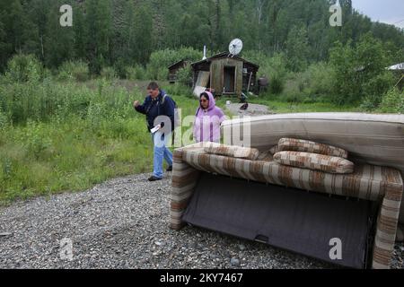 Hughes, Alaska, 7 luglio 2013 FEMA Individual Task Force leader Shell Howard sta lavorando con questo rappresentante locale della proprietà privata di proprietà dei nativi dell'Alaska durante le ispezioni a domicilio a coloro che sono stati colpiti dall'evento di alluvione. Gli individui e gli imprenditori che hanno subito perdite nell'area designata possono iniziare a richiedere assistenza registrandosi all'indirizzo www.disasterassistance.gov o chiamando il numero 1-800-621-FEMA (3362). Adam Dubrowa/ FEMA.. Fotografie relative a disastri e programmi, attività e funzionari di gestione delle emergenze Foto Stock