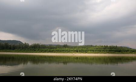 Hughes, Alaska, 7 luglio 2013 dopo una grave inondazione spazzata attraverso il fiume Koyukuk sono, enormi fasce di erosione ha rimodellato il coridor ripariano. La FEMA sta rispondendo e ha un team che lavora con i sopravvissuti alle catastrofi, lo Stato dell'Alaska e le REAA (Regional Education Attendance Area) designate. Adam Dubrowa/ FEMA.. Fotografie relative a disastri e programmi, attività e funzionari di gestione delle emergenze Foto Stock