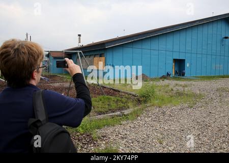 Hughes, Alaska, 7 luglio 2013 l'esperto di mitigazione della FEMA Belinda Dougan sta lavorando con il distretto scolastico e i residenti locali documentando i danni causati dalle inondazioni durante il rilevamento dei danni. Gli individui e gli imprenditori che hanno subito perdite nell'area designata possono iniziare a richiedere assistenza registrandosi all'indirizzo www.disasterassistance.gov o chiamando il numero 1-800-621-FEMA (3362). Adam Dubrowa/ FEMA.. Fotografie relative a disastri e programmi, attività e funzionari di gestione delle emergenze Foto Stock