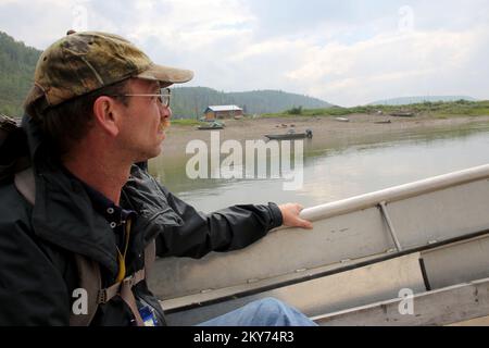 Hughes, Alaska, 7 luglio 2013 l'ispettore della FEMA Marty Williams viaggia in barca nelle aree remote del fiume Koyukuk, rilevando i danni associati a gravi inondazioni e ingorghi di ghiaccio. Gli ispettori della FEMA svolgono un ruolo fondamentale nella missione di risposta e recupero. Adam Dubrowa/ FEMA.. Fotografie relative a disastri e programmi, attività e funzionari di gestione delle emergenze Foto Stock