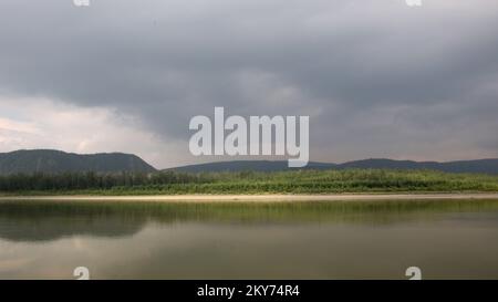 Hughes, Alaska, 7 luglio 2013 dopo che una grave inondazione si è verificata in Alaska remota, le rive del fiume sono spogliate di vegetazione e suolo lasciando le rive del fiume arido. I processi fluviali di erosione hanno trasformato le rive del fiume lungo il fiume Koyukuk. Adam DuBrowa/ FEMA.. Fotografie relative a disastri e programmi, attività e funzionari di gestione delle emergenze Foto Stock