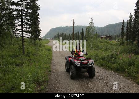 Hughes, Alaska, 7 luglio 2013 i residenti locali della regione remota Yukon-Koyukuk usano quattro ruote come loro modo preferito di trasporto in estate a causa del 8 dollaro per gallone prezzo del carburante. FEMA è nei villaggi che lavorano con i sopravvissuti al disastro per assistere con il recupero dopo gravi inondazioni devastato la loro proprietà. Adam DuBrowa/ FEMA.. Fotografie relative a disastri e programmi, attività e funzionari di gestione delle emergenze Foto Stock