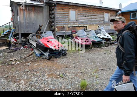 Hughes, Alaska, 8 luglio 2013 l'ispettore della FEMA Marty Williams esamina i danni mentre registra i punti di dati delle perdite registrate dei richiedenti. Gli individui e gli imprenditori che hanno subito perdite nell'area designata possono iniziare a richiedere assistenza registrandosi all'indirizzo www.disasterassistance.gov o chiamando il numero 1-800621-FEMA (3362). Adam Dubrowa/ FEMA.. Fotografie relative a disastri e programmi, attività e funzionari di gestione delle emergenze Foto Stock