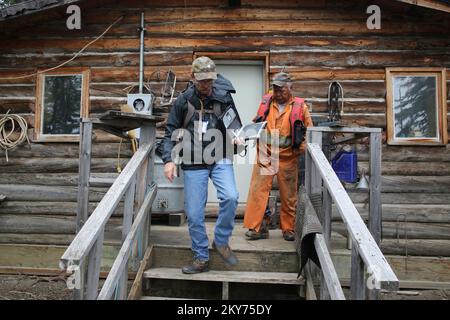 Hughes, Alaska, 8 luglio 2013 dopo una grave inondazione spazzata attraverso il territorio del fiume Koyukuk, l'acqua ha spostato l'intera struttura di questa casa della fondazione. La FEMA sta rispondendo e dispone di un team di ispettori che lavorano con i sopravvissuti alle catastrofi, lo Stato dell'Alaska e l'Area regionale delle presenze per l'istruzione (REAA). Adam Dubrowa/ FEMA.. Fotografie relative a disastri e programmi, attività e funzionari di gestione delle emergenze Foto Stock