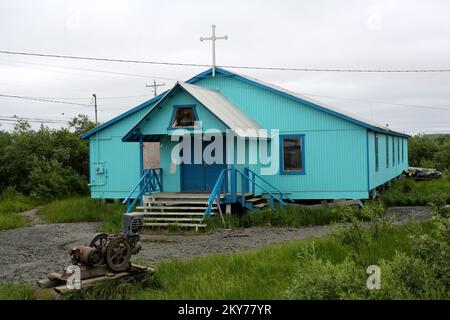 Alakanuk, Alaska, 16 luglio 2013 Una pompa dell'acqua si riposa dopo che la Chiesa di Alakanuk è stata sommersa durante un'alluvione importante che ha colpito il centro spirituale e il centro sociale delle comunità. I finanziamenti federali sotto forma di assistenza pubblica (PA) sono disponibili per le amministrazioni locali statali, tribali e ammissibili e per alcune organizzazioni no-profit sulla base della ripartizione dei costi per lavori di emergenza e la riparazione o la sostituzione di strutture danneggiate dall'alluvione nell'area regionale delle presenze educative dell'Alaska Gateway (REAA); Copper River REAA, Lower Yukon REAA, Yukon Flats REAA, e Yukon-Koyukuk REAA. Adam Foto Stock