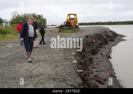 Alakanuk, Alaska, 16 luglio 2013 il City Manager di Alakanuk James Blowe ispeziona la riva del fiume fortemente erosa dello Yukon dopo una grave inondazione devastata la comunità. I finanziamenti federali sotto forma di assistenza pubblica (PA) sono disponibili per le amministrazioni locali statali, tribali e ammissibili e per alcune organizzazioni no-profit sulla base della ripartizione dei costi per lavori di emergenza e la riparazione o la sostituzione di strutture danneggiate dall'alluvione nell'area regionale delle presenze educative dell'Alaska Gateway (REAA); Copper River REAA, Lower Yukon REAA, Yukon Flats REAA, e Yukon-Koyukuk REAA. Adam DuBrowa/ FE Foto Stock