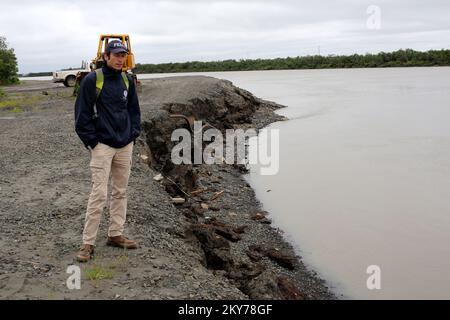 Alakanuk, Alaska, 16 luglio 2013 FEMA Individual Assistance Specialist Toby Rice ispeziona una riva del fiume fortemente erosa lungo lo Yukon. La FEMA sta rispondendo e ha un team che lavora con i sopravvissuti alle catastrofi, lo Stato dell'Alaska e le aree regionali di partecipazione educativa (REAA) designate. Adam DuBrowa/FEMA. Fotografie relative a disastri e programmi, attività e funzionari di gestione delle emergenze Foto Stock
