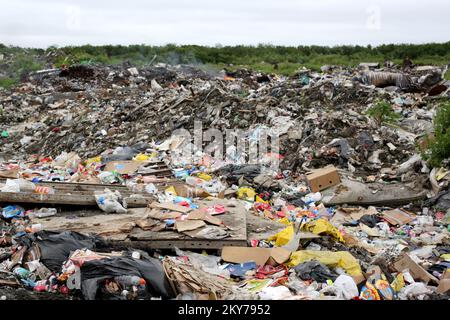 Alakanuk, Alaska, 16 luglio 2013 la discarica di rifiuti di Alakanuk è sopraffatta di detriti dopo che una grande inondazione ha colpito il sistema di consegna dei rifiuti delle comunità. Il finanziamento federale sotto forma di assistenza pubblica (PA) è a disposizione dei governi locali statali, tribali e idonei e delle organizzazioni certiane senza scopo di lucro una base di ripartizione dei costi per lavori di emergenza e la riparazione o la sostituzione di strutture danneggiate dall'alluvione nell'Alaska Gateway Regional Educational Attendance Area (REAA), Copper River REAA, Lower Yukon REAA, Yukon Flats REAA, e Yukon-Koyukuk REAA. Adam DuBrowa/ FEMA.. Fotografie R Foto Stock
