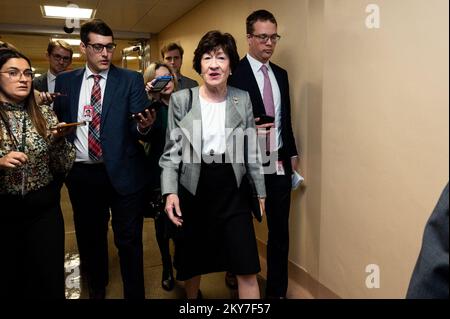 Washington, Stati Uniti. 30th Nov 2022. STATI UNITI Il senatore Susan Collins (R-ME) parla con i giornalisti vicino alla metropolitana del Senato. Credit: SOPA Images Limited/Alamy Live News Foto Stock