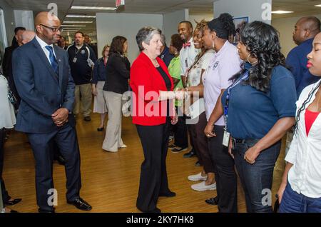 Queens, N.Y., 23 agosto 2013 Janet Napolitano, Segretario del Dipartimento per la sicurezza interna, ha incontrato il personale della FEMA e di altre agenzie durante una visita al New York Joint Field Office, ringraziandoli per gli sforzi profusi per aiutare New York a riprendersi dall'uragano Sandy. Da quando l’uragano Sandy ha colpito New York il 29 ottobre 2012, la FEMA ha fornito più di $6,4 miliardi di dollari di assistenza. K.C.WILSEY/FEMA. L'uragano Sandy di New York. Fotografie relative a disastri e programmi, attività e funzionari di gestione delle emergenze Foto Stock