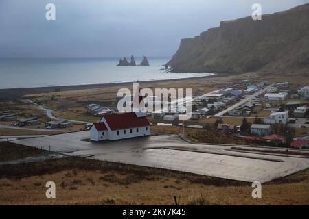 Vakurkirkja chiesa in Vik dall'alto Foto Stock