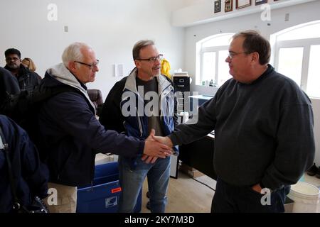 Galena, AK, 8 settembre 2013 l'amministratore regionale della FEMA Ken Murphy (L) saluta il responsabile della città Greg Moyer (R) presso la struttura medica che è stata danneggiata da gravi inondazioni. FEMA sta lavorando con i suoi partner per riportare la città di Galena sulla strada del recupero. Adam DuBrowa/ FEMA.. Fotografie relative a disastri e programmi, attività e funzionari di gestione delle emergenze Foto Stock