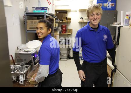 Galena, AK, 9 settembre 2013 i membri del FEMA Corps lavorano per aiutare a nutrire i sopravvissuti al disastro in questo centro comunitario. Il corpo della FEMA e l'unità di cura di massa sono responsabili per l'alimentazione dei sopravvissuti al disastro mentre fanno riparare le loro case. Adam DuBrowa/ FEMA.. Fotografie relative a disastri e programmi, attività e funzionari di gestione delle emergenze Foto Stock