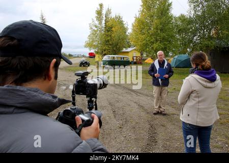 Galena, AK, 8 settembre 2013 l'amministratore regionale della FEMA Ken Murphy ha intervistato i media per quanto riguarda la missione della FEMA per i sopravvissuti al disastro colpiti dalle recenti inondazioni. La FEMA, lo Stato dell'Alaska e i suoi partner stanno lavorando a stretto contatto per aiutare coloro che sono stati colpiti e farli tornare sulla strada del recupero. Adam DuBrowa/ FEMA.. Fotografie relative a disastri e programmi, attività e funzionari di gestione delle emergenze Foto Stock