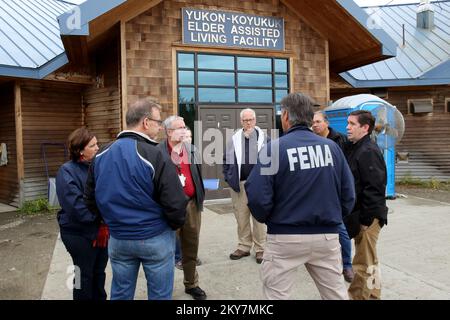 Galena, AK, 9 settembre 2013 FEMA leadership tour la Yukon-Koyukuk anziano assisted Living facility che è stato allagato dopo una grave marmellata di ghiaccio. La FEMA sta lavorando a stretto contatto con lo Stato dell'Alaska, i suoi partner e le entità tribali per assistere gli sforzi di recupero. Adam DuBrowa/ FEMA.. Fotografie relative a disastri e programmi, attività e funzionari di gestione delle emergenze Foto Stock