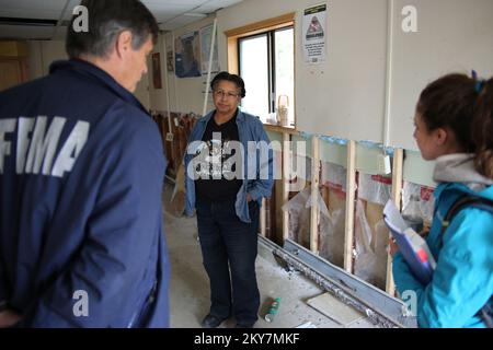 Galena, AK, 9 settembre 2013 Lounden Tribal Council Administrator March Runne discute i danni al loro edificio amministrativo dopo una grave alluvione che ha inondato la struttura. La FEMA sta lavorando a stretto contatto con i suoi partner per assistere il consiglio tribale e i sopravvissuti alle catastrofi sulla strada del recupero. Adam DuBrowa/ FEMA.. Fotografie relative a disastri e programmi, attività e funzionari di gestione delle emergenze Foto Stock