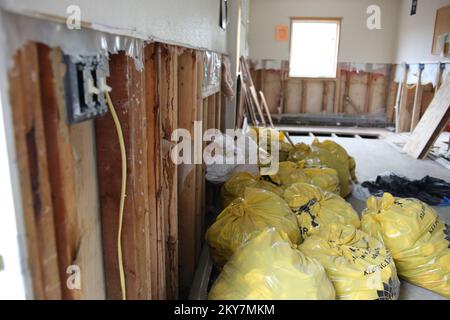 Galena, AK, 9 settembre 2013 l'edificio amministrativo del Louden Tribal Council fu colpito da gravi inondazioni che hanno inondato la struttura. La FEMA sta lavorando a stretto contatto con gli amministratori tribali per mettere in contatto la comunità con i principali metodi di recupero e gestione dei disastri. Adam DuBrowa/ FEMA.. Fotografie relative a disastri e programmi, attività e funzionari di gestione delle emergenze Foto Stock