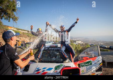 Pepe López e il co-pilota Borja Rozada festeggiano la vittoria del Campionato spagnolo Rally S-CER di Tenerife Foto Stock