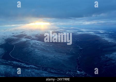 Circle, AK, 25 settembre 2013 la prima caduta di neve segnala che l'inverno è arrivato nell'Artico e le operazioni si stanno chiudendo per la missione FEMA Recovery. I mesi invernali sono bui e brutalmente freddi, il che limita il trasporto e le risorse alle aree colpite lungo l'Alto Yukon. Adam DuBrowa/FEMA. Inondazione dell'Alaska. Fotografie relative a disastri e programmi, attività e funzionari di gestione delle emergenze Foto Stock