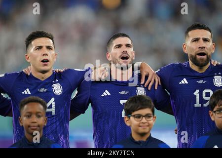 DOHA, QATAR - 30 NOVEMBRE: (L-C-R) giocatore argentino Enzo Fernández, Rodrigo De Paul e Nicolás Otamendi cantano l'inno nazionale prima della Coppa del mondo FIFA Qatar 2022 gruppo C incontro tra Argentina e Polonia allo Stadio 974 il 30 novembre 2022 a Doha, Qatar. (Foto di Florencia Tan Jun/PxImages) Credit: PX Images/Alamy Live News Foto Stock