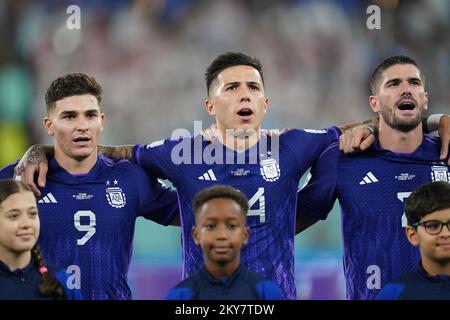 DOHA, QATAR - 30 NOVEMBRE: (L-C-R) giocatore dell'Argentina Julián Álvarez Enzo Fernández, Rodrigo De Paul canterà l'inno nazionale prima della Coppa del mondo FIFA Qatar 2022, partita di gruppo C tra Argentina e Polonia allo Stadio 974 il 30 novembre 2022 a Doha, Qatar. (Foto di Florencia Tan Jun/PxImages) Credit: PX Images/Alamy Live News Foto Stock