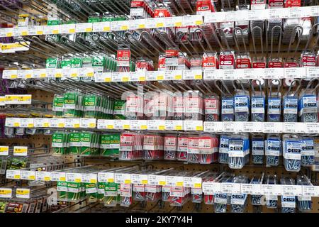 Un'esposizione di dadi assortiti, viti, bulloni e relativi bulloni in un negozio generico Foto Stock