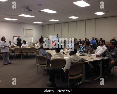 Miami-Dade County, FL, 2014 settembre - Miami-Dade County Emergency Manager Sherry Capers dirige un Gruppo di leader religiosi attraverso il loro primo tavolo per esercitarsi. Miami-Dade County Office of Emergency Management lavora a stretto contatto con il DHS Center for Faith-Based and Neighborhood Partnerships per coinvolgere leader religiosi e comunitari nella preparazione ai disastri attraverso le comunità Miami-Dade organizzate per rispondere alle emergenze o C.O.R.E.. Miami-Dade County, FL, 2014 settembre - il responsabile delle emergenze della contea di Miami-Dade Sherry Capers dirige un gruppo di leader religiosi attraverso il loro primo esercizio da tavolo. M Foto Stock