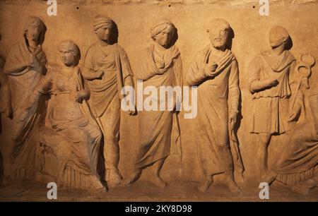 Sarcofago con coperchio particolare dal periodo romano (2th ° secolo d.C.) al Museo Archeologico di Istanbul, in Turchia. Foto Stock