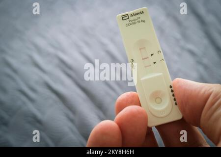 Test positivo RAT Rapid Antigen Test Lateral Flow per Covid 19 di Abbott Panbio brand, coronavirus SARS-COV-2 Foto Stock